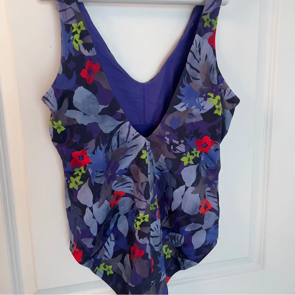 Athleta Women's Twilight Tropic V-Neck One Piece Swimsuit /Multicolor  size M - Picture 6 of 6